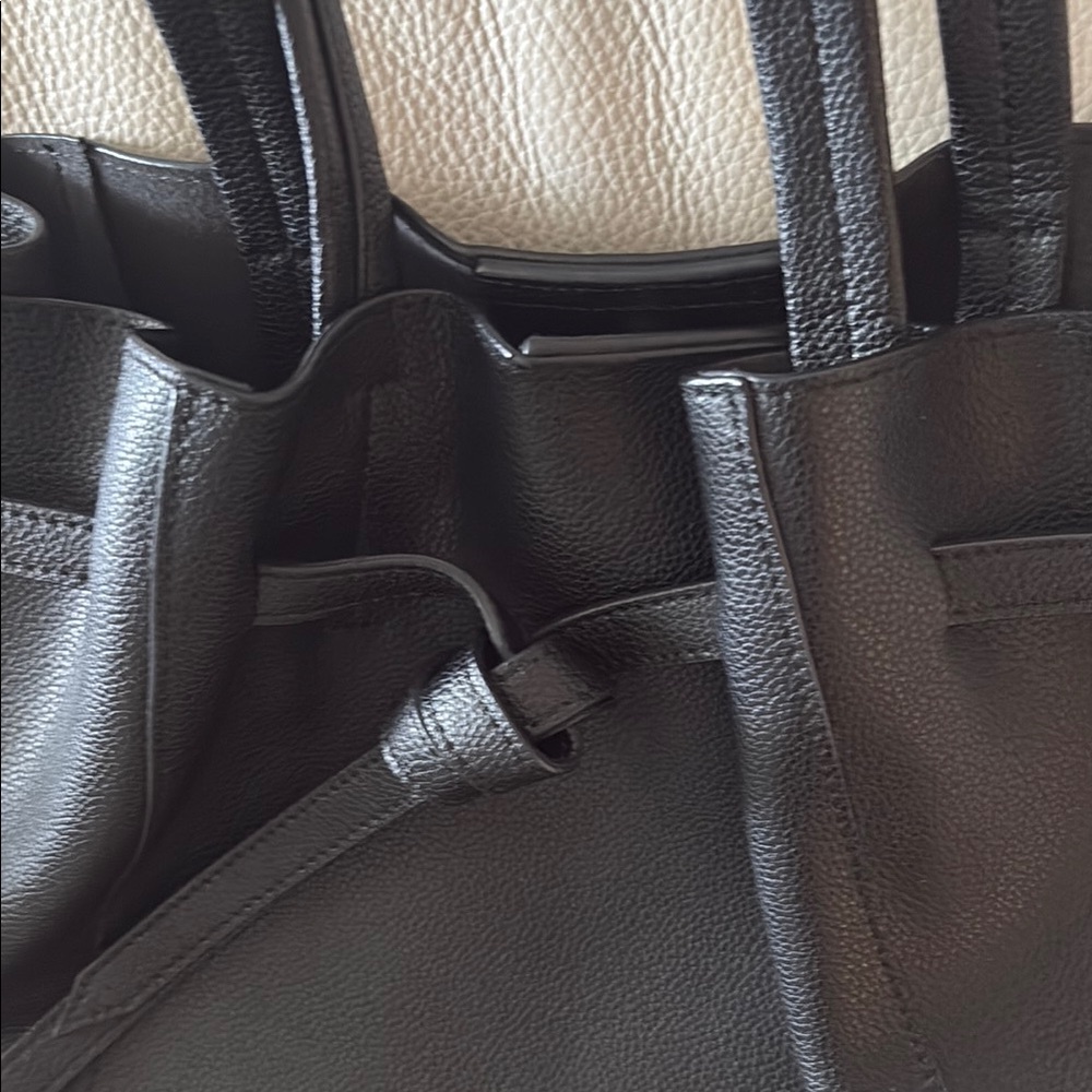 Elegant Black Leather Tote Bag - Picture 2 of 8